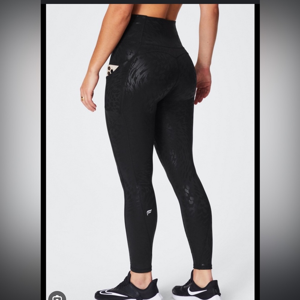 Fabletics Oasis “foil” print 7/8 legging